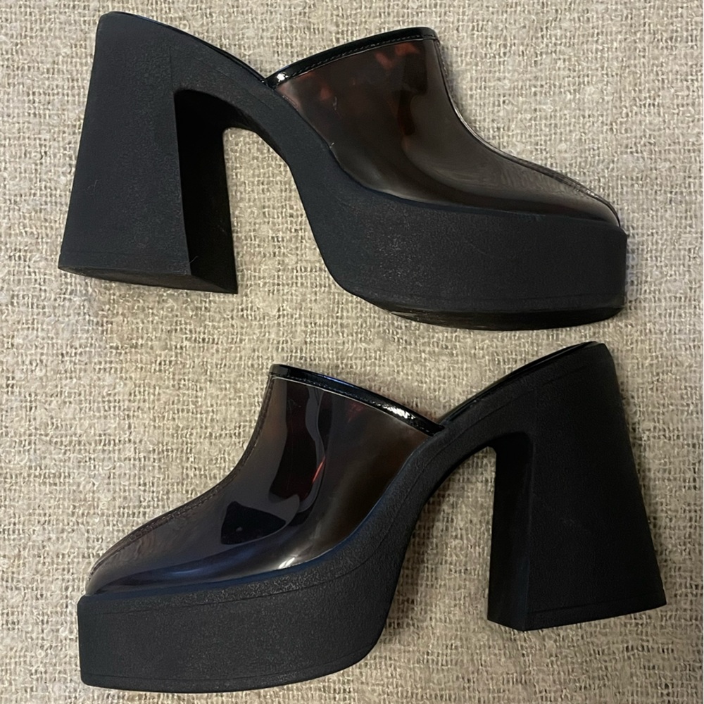 Closed toed platforms